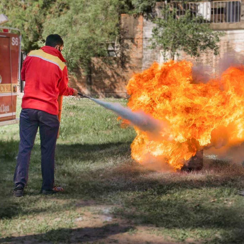 Personal de Parino Group utilizando extintor